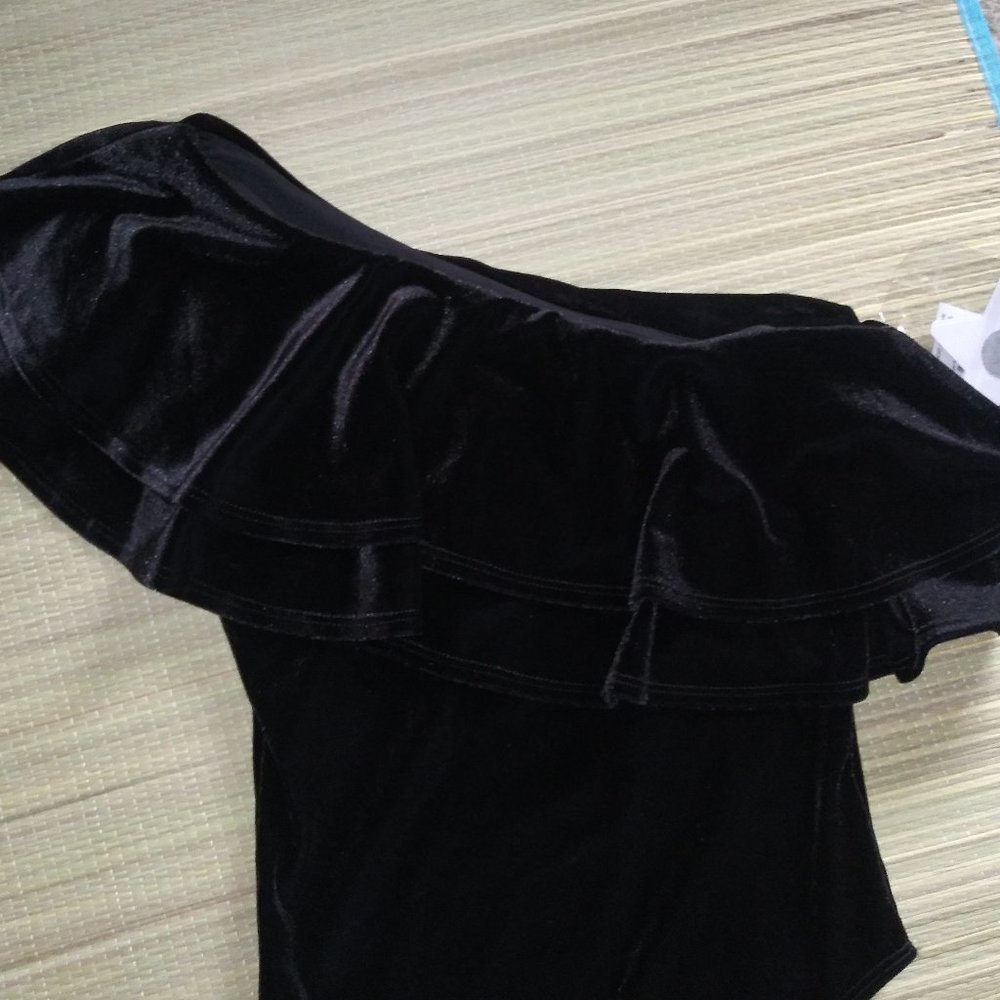 Good American Velvet Ruffle One Shoulder Bodysuit - Picture 13 of 14